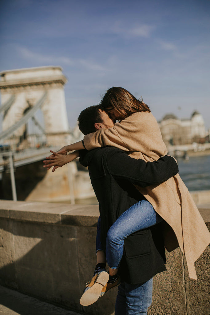 Body Language and Signals: What to Look For on a Date