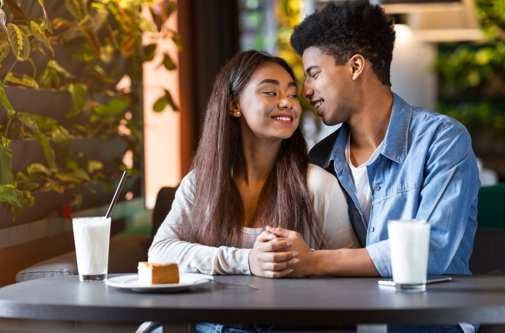 Body Language and Signals: What to Look For on a Date